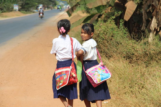 Schulmädchen, ganz innig auf ihrem Weg
