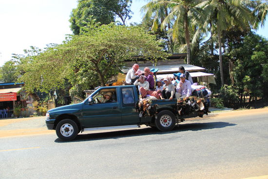 stellt euch mal vor, wir würden so viele Leute mit unserem Picci transportieren, ich meine gehen würde das schon.....grins