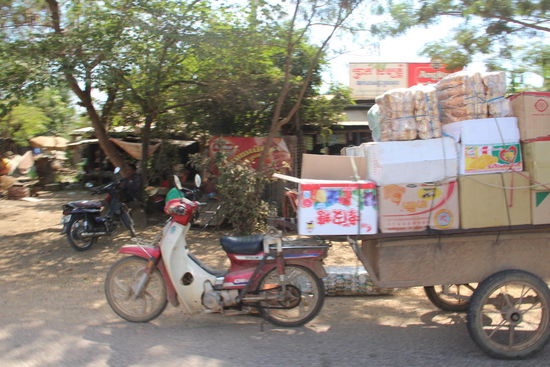vielleicht kommt "Santa Claus" in Kambodscha mit dem Roller????