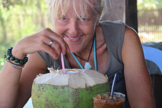 wollt ihr auch mal probieren, lecker Kokosnuss.....???