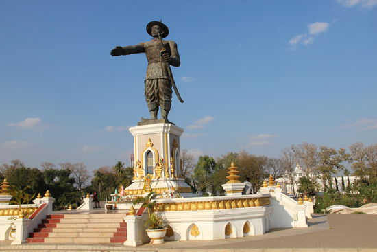 das Siegesdenkmal an der Mekong- promenade...