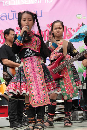 kleine Familienband, ganz groß auf dem Blumenfesz in Chiang Mai