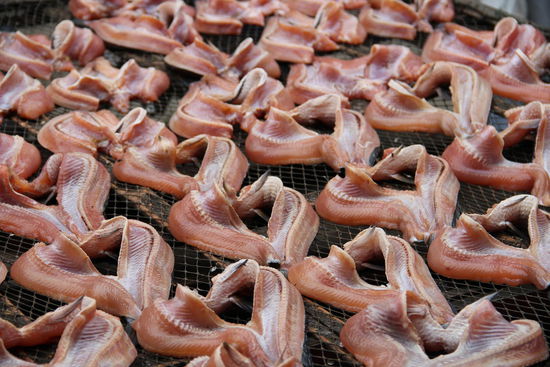 Marktimpressionen: Fischfilets in Herzform