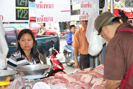 Kjo beim Preis verhandeln für die Kinder des Klosters