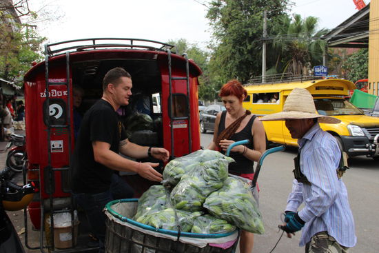 alle helfen mit beim Einladen der vielen Leckereien....