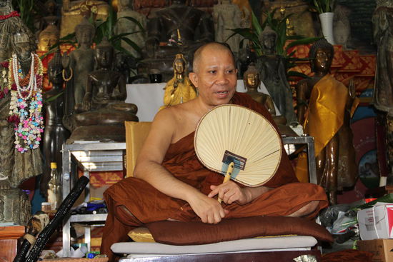 ...auch der Mönch war überrascht über die Menge der Lebensmittel für die Kinder