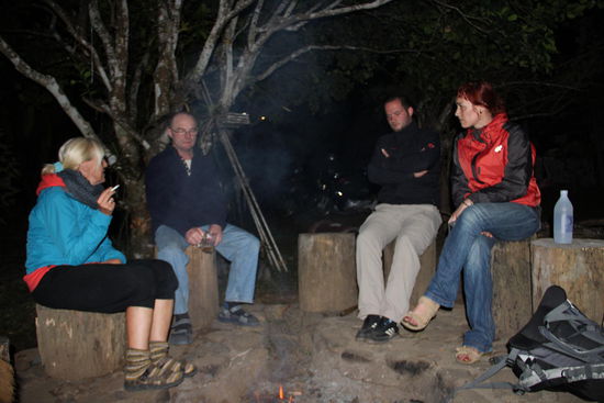 erste Begegnungen am Feuer in der "Lisu- Lodge"....
