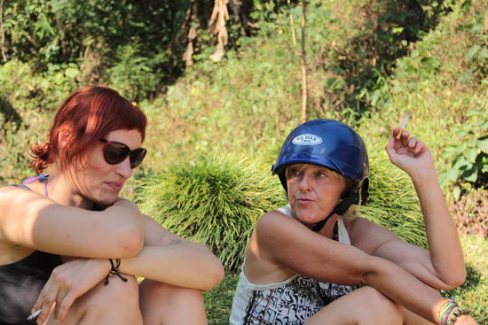 zwei supergeile Mädels beim kurzen Kopfrechnen über die finanziellen Lage.....hahaha