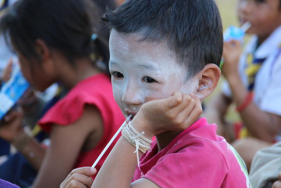 es gab Milch für alle Kinder in der Schule...