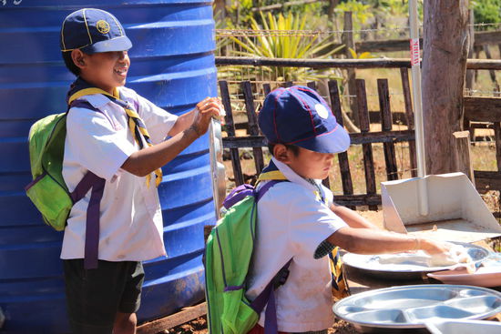 erste Begegnungen im Dorf, Schulkinder beim Geschirr spülen  ...