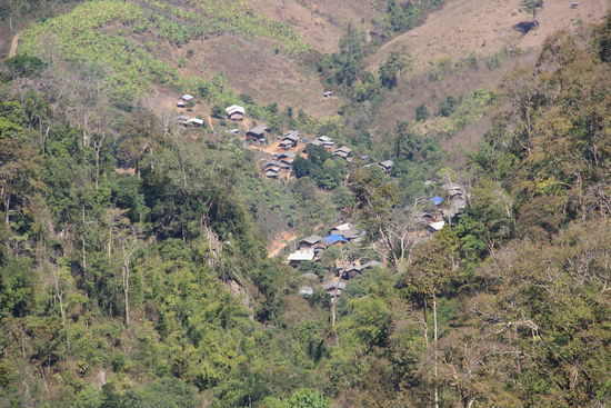 verschlafen liegen die kleinen Dörfer in den Tälern...