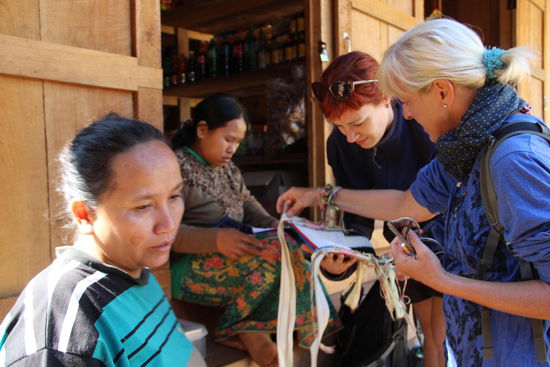 die schönen Handarbeiten der Karen interessieren uns sehr...