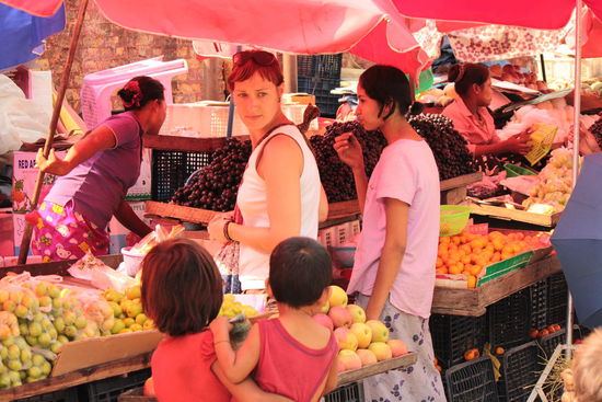 Äpfel für die Straßenkinder werden gekauft...
