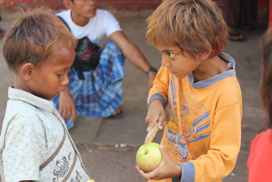 " ich will meinen Apfel aber allein essen!!!"