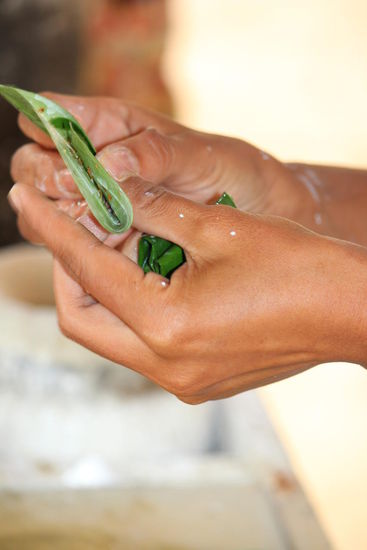 Betelnüsse werden in Blätter gefaltet...