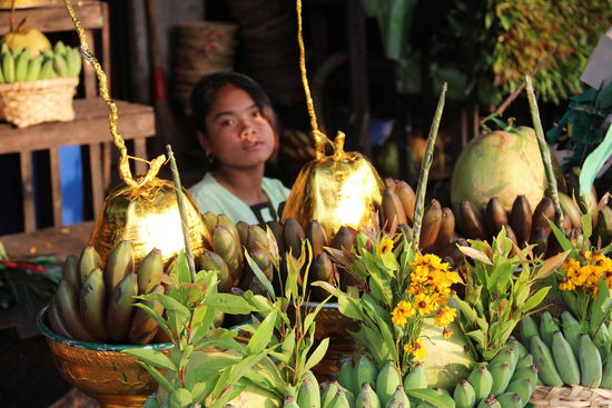 vergoldete Früchte als Opfergaben für Buddha und das eigene Karma...