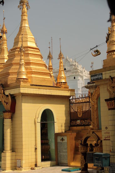 die Sule- Pagode mitten im Zentrum vun Yangon