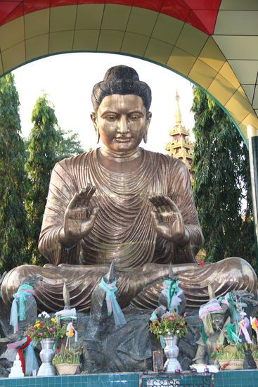 Buddha hält auch auf uns in diesem Land seine Hände...