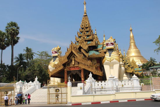 groß und mächtig, der Eingang der "Swedagon- Pagode"....