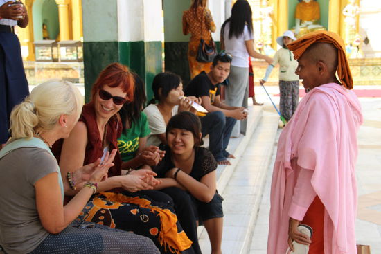 wir werden von allen lustig betrachtet und haben viel Spaß dabei...