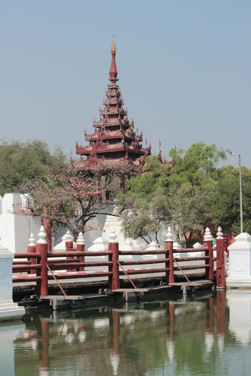 die Eingangsbrücke zum Königspalast....