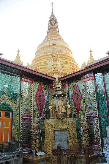 die Wunschpagode auf dem Mandalay Hill....