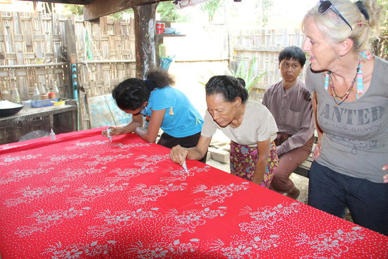 ...hier werden Pailetten aufgeklebt...