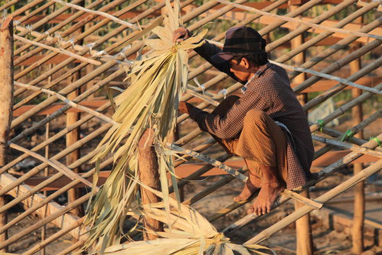 Dächer werden mit Palmblättern gedeckt....