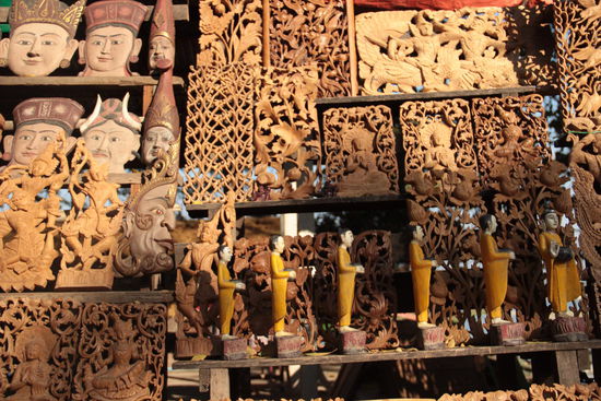 viele Holzschnitzereien werden auf dem Weg zur Brücke angeboten, passt irgendwie gut dazu, finde ich...