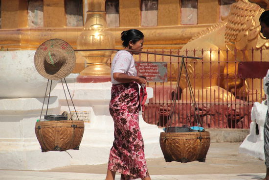 Essenträgerin vor der Pagode in Nuang U....