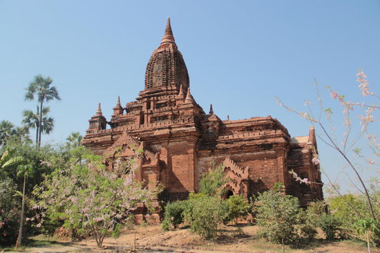 eine der ersten alten Pagoden, der wir auf unserer Radeltour begegnen