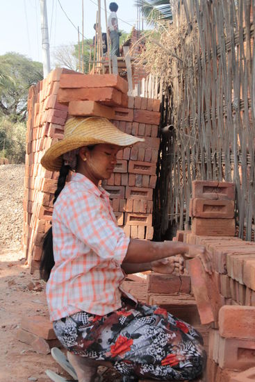 und immer wieder sind es die Frauen, die die schwere Arbeit verrichten