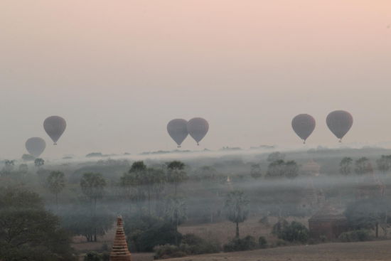 auf der Pagode, auf der wir saßen, wurde es ganz still, denn jeder sah mit Spannung diesem Naturschauspiel zu....