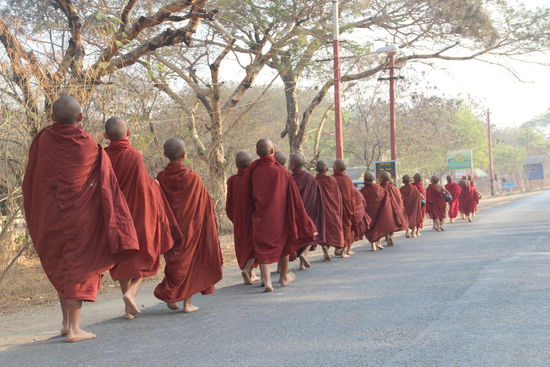 Mönche auf dem Weg in die Stadt, um Almosen einzusammeln.......