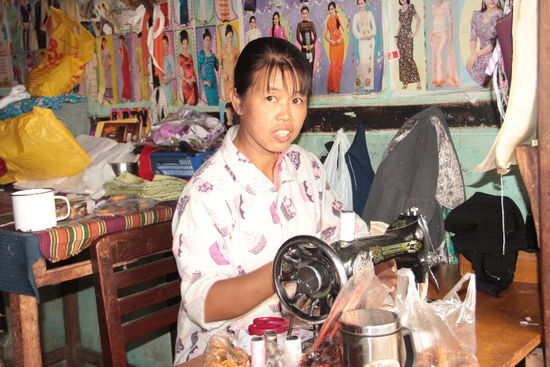 "Mingalaba, möchtest du einen Longyi???"