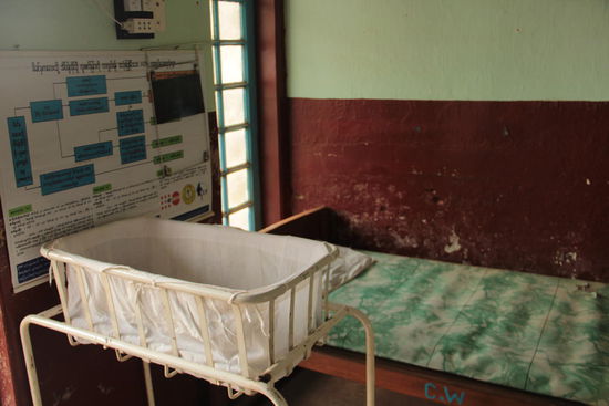 bunt zusammen gestellte Bettchen in einem Krankenzimmer...