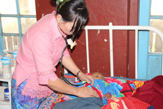 sie nimmt ihre Aufgabe sehr ernst...hier mit der kleinen Patientin, die an Flüssigkeitsmangel litt....