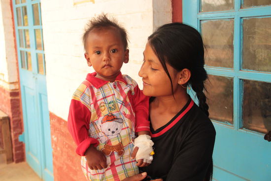 ...hier der kleine Junge, der an Blutarmut durch eine Lebensmittelvergiftung litt (seine Eltern konnten die finanziellen Mittel für seine Behandlung aufbringen)