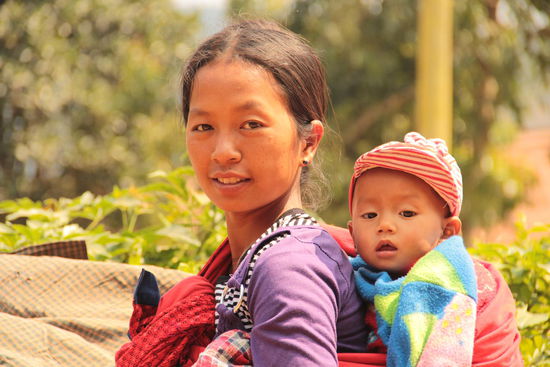 ...und hier die Mutter mit dem kleinen Mädchen, daß fast verdurstet wäre mit knapp 2 Jahren, da sie nur Milch bekam. Ihre Eltern waren sehr arm....