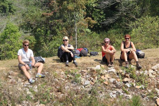 kleine Rast, von links...Gerry, Kate, ich und Katharina....
noch sind wir alle fröhlich...