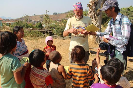 Walter verteilt mit Momo die Schulhefte und Bleistifte an die Kinder im Dorf....