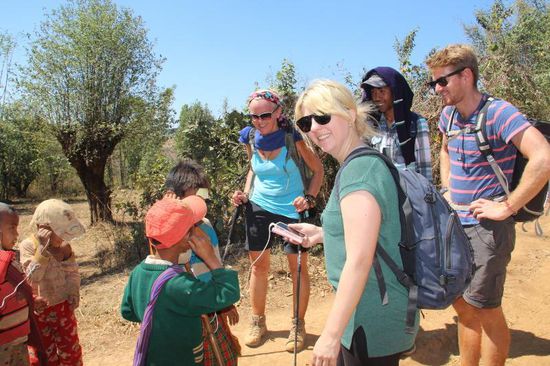 Kinder bestuermen uns und wollen unsere Musik hoeren.....