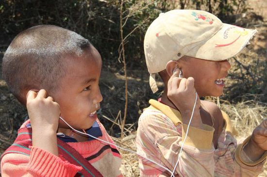 ....sie finden die Musik anscheinend recht lustig