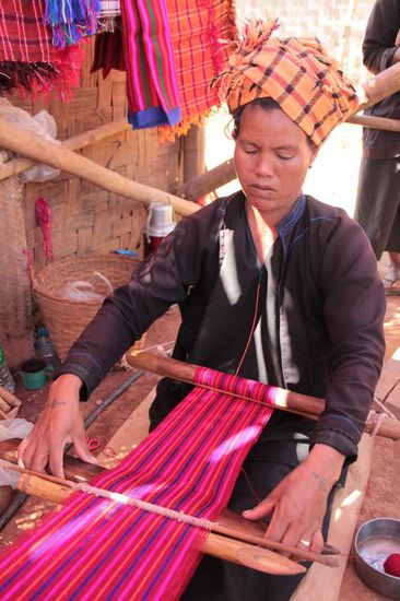 am Wegesrand werden wunderschöne Taschen und Tücher gewebt...
