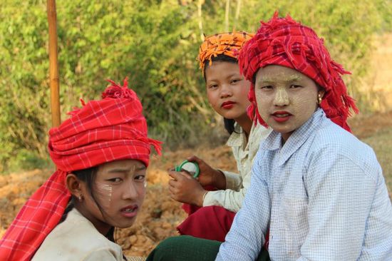 ...Landmädchen bei einem Schwätzchen.....