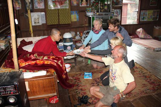 ...wir bedanken uns mit einer Spende bei diesem kranken und alten Mönch für die Gastfreundschaft