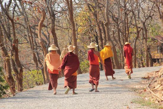 Mönche auf dem Weg zum Mittagsgebet...