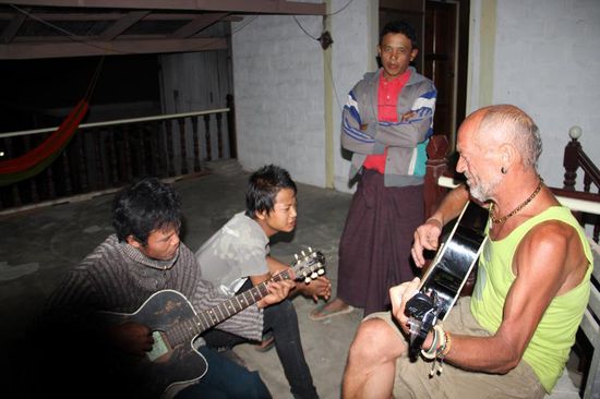 Walter hat viel Spaß mit den Jungs am Abend zu spielen ...