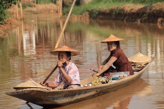 Frauen auf dem Weg zum Markt...