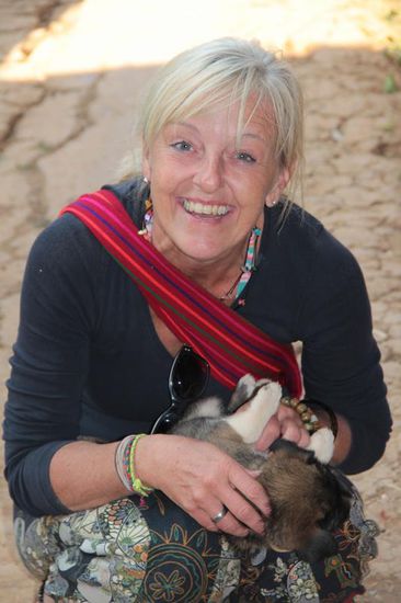 "Kurzhalsfrau" mit Struppi...